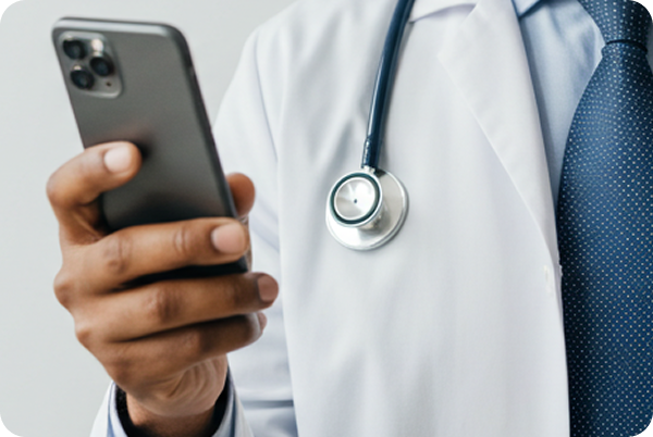 Médico segurando celular